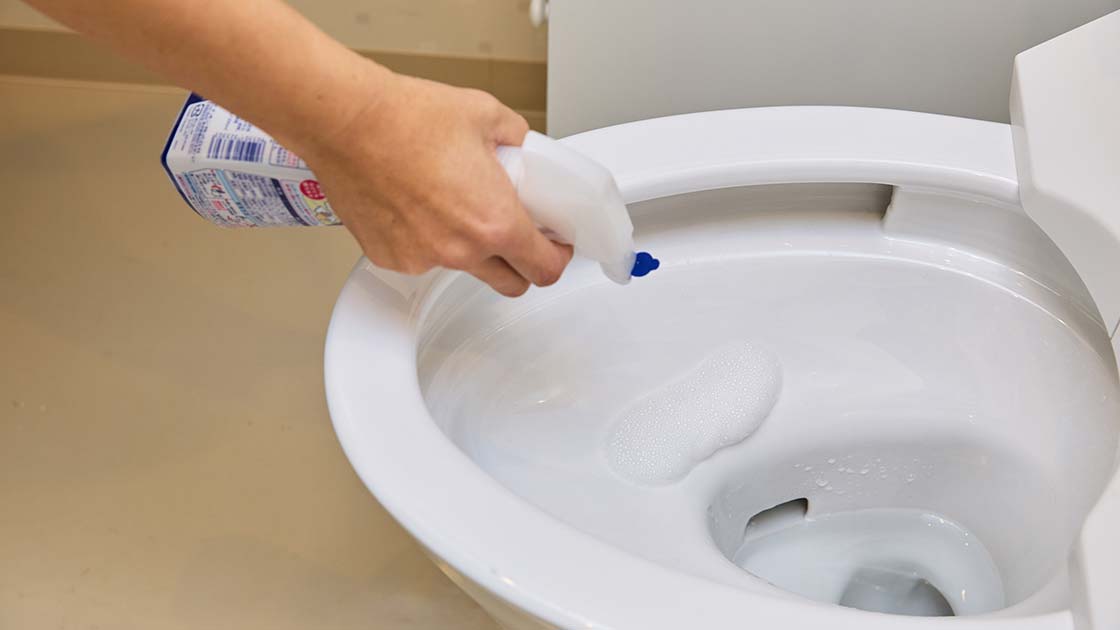 便器内に「トイレクレンジング」をスプレーする