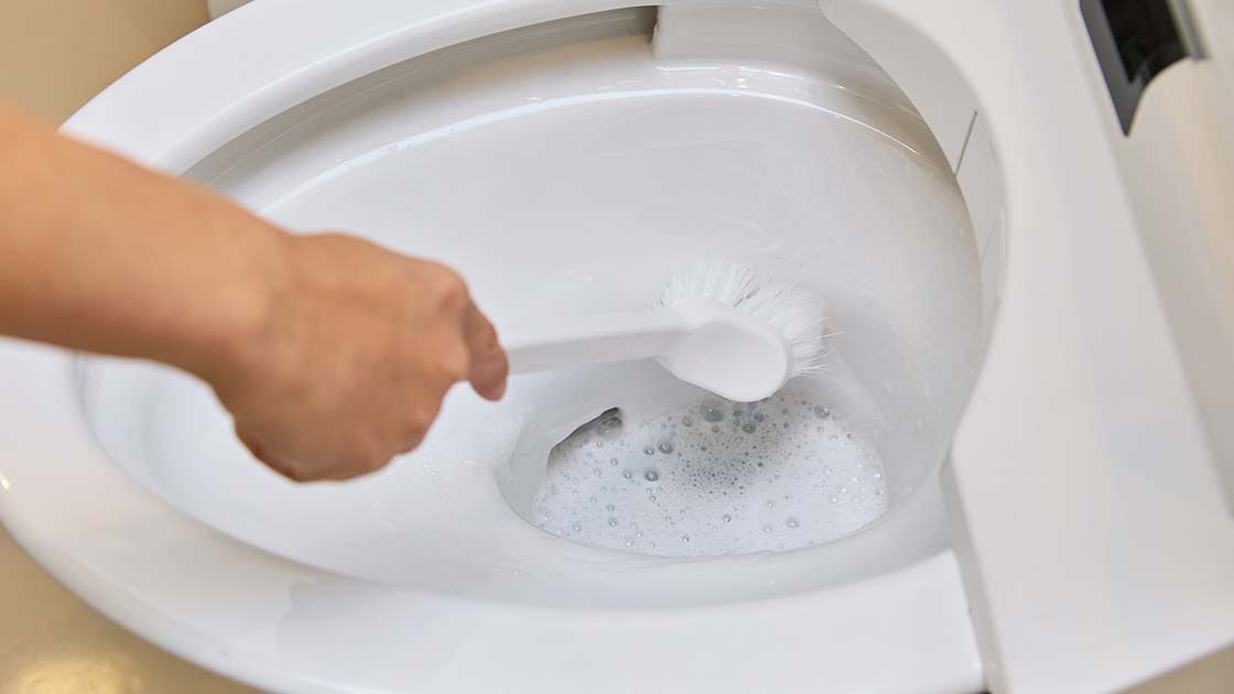トイレブラシでこする