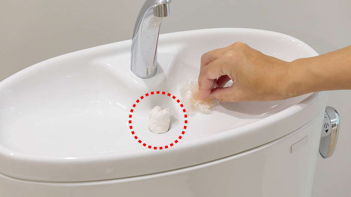 便器の手洗い器を掃除する