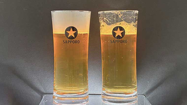 キレイなグラスと油汚れがついたグラスの、ビールの泡持ちを比較