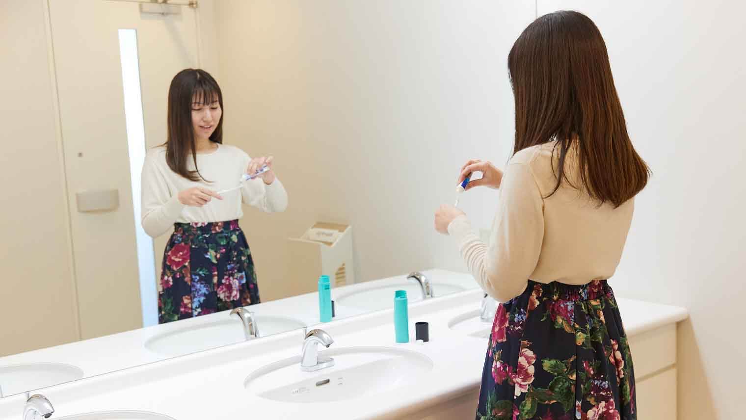 職場や学校では「口閉じ歯みがき」で飛沫を防ぐ&洗面所の衛生を保つ