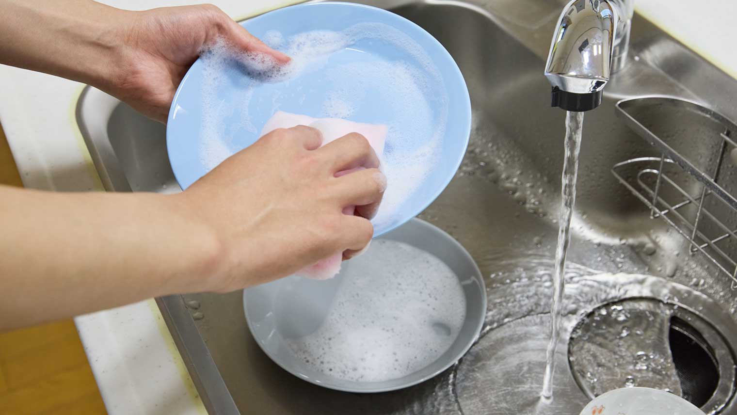 家庭で簡単に取り組める節水・節約の方法!水のムダをなくし、CO₂も削減しよう