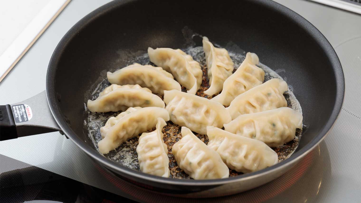 フライパンのこびりつき・焦げつきの落とし方は?冷凍餃子フライパンチャレンジとコラボ!