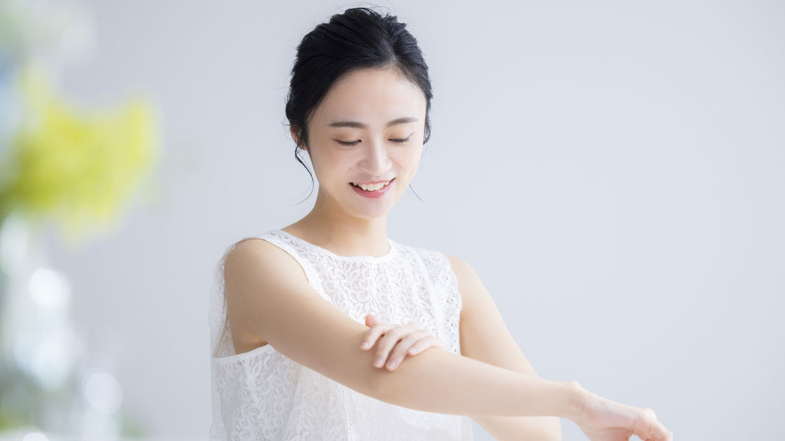 保湿をする女性