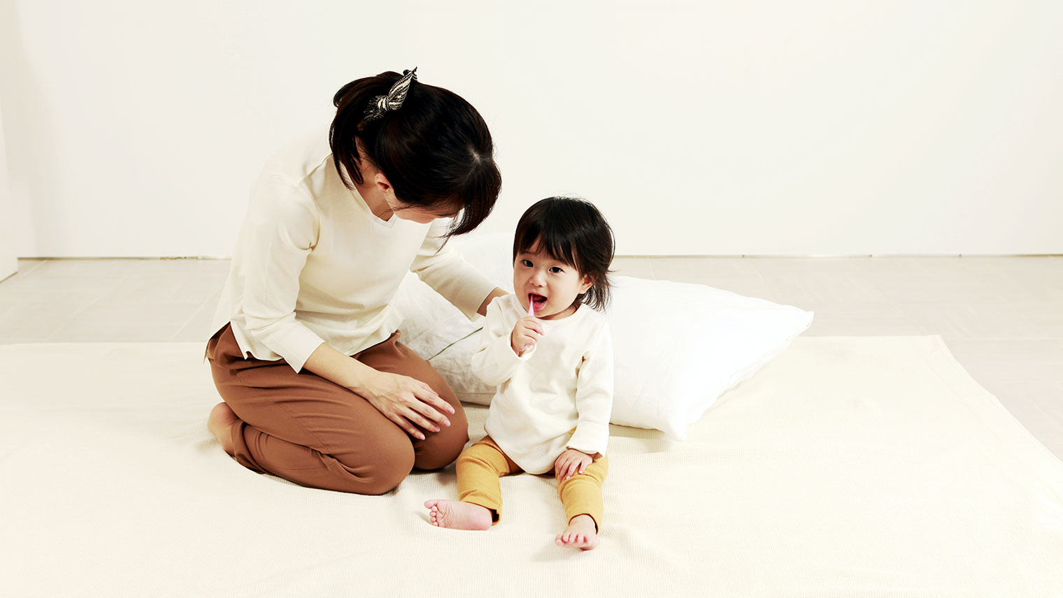 小さな子どもの歯みがきは、親がそばで見守って！