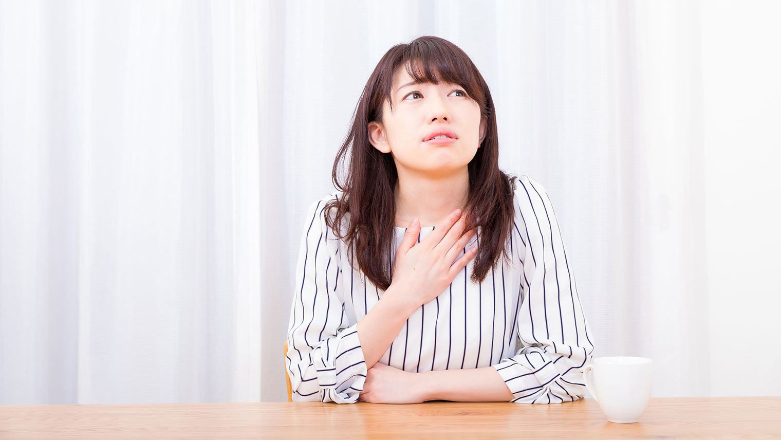 その胸やけ、実は「逆流性食道炎」かも!?症状と原因をチェック！