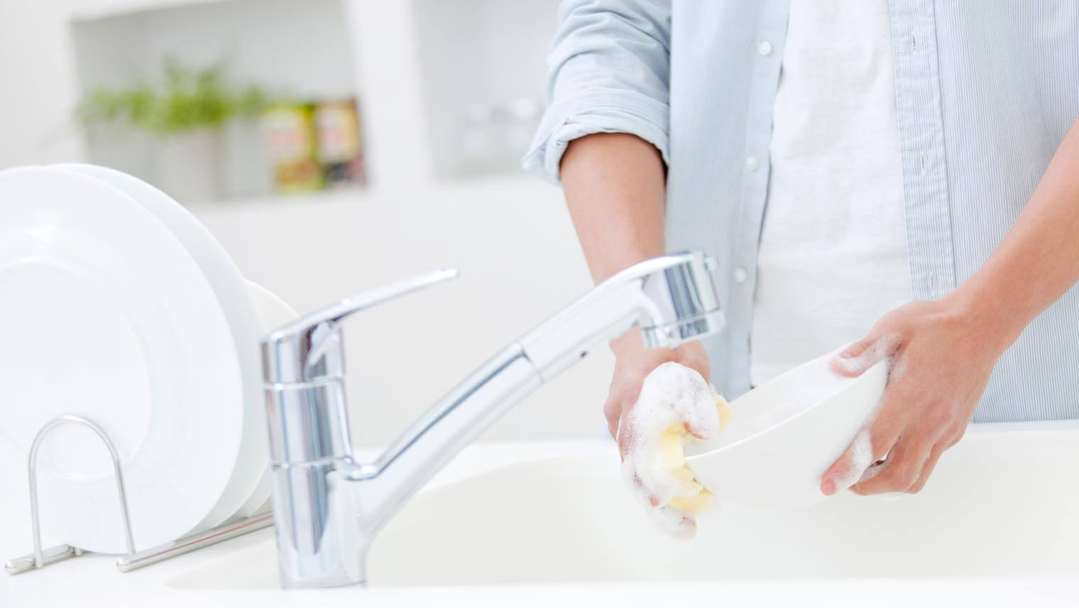 実はトイレよりも汚い!?キッチンのスポンジ、ふきんを洗剤で除菌する方法