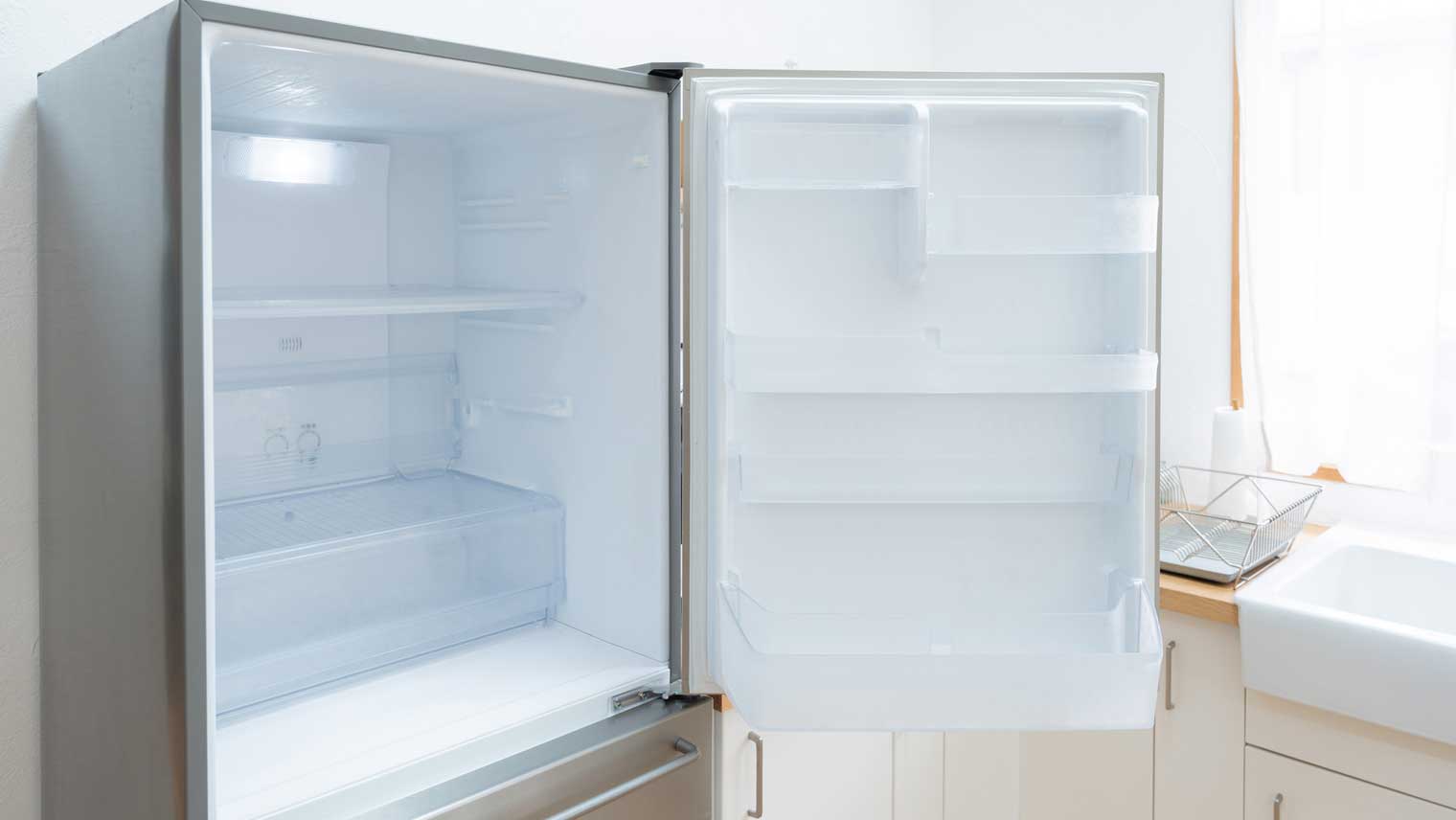 「冷蔵庫」の徹底掃除の方法|トレイの水洗いから外側の掃除のやり方まで