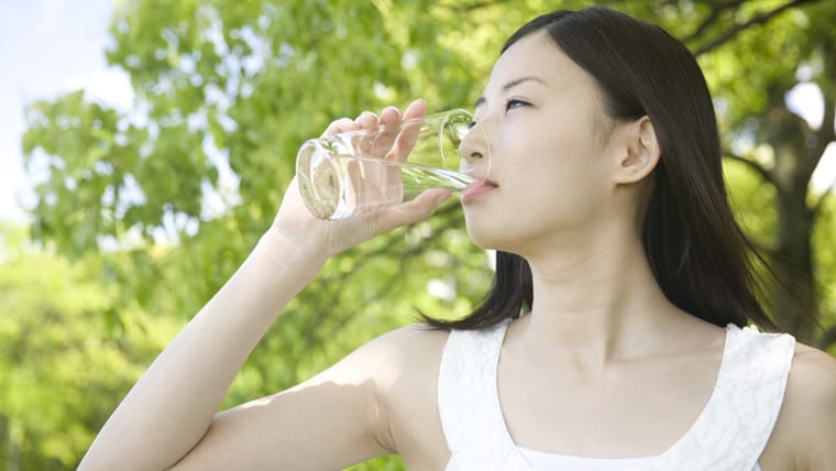 その口の乾きと口臭、ドライマウスかも?原因と対策を教えます!