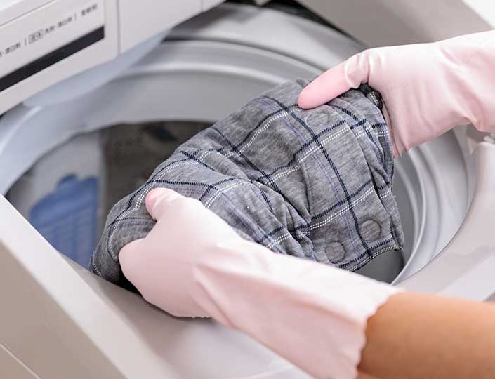 衣類を軽く絞って洗濯機に入れる