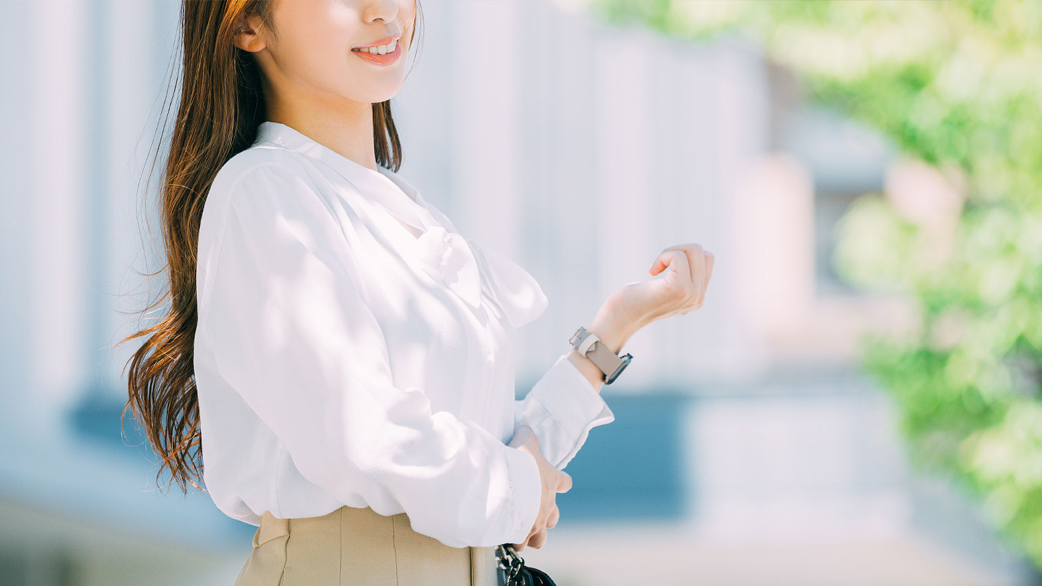 ブラウスの洗濯方法｜上手な洗い方と干し方、アイロンのかけ方、収納の仕方