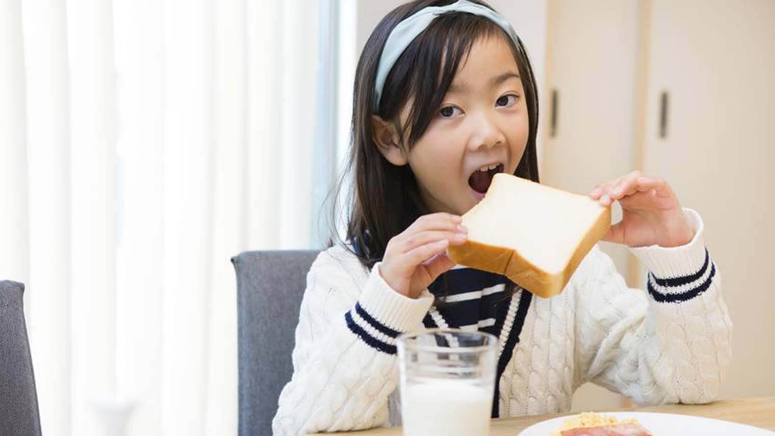 「乳歯の生えかわり」の時期や順番は?年齢別「点検」のポイントも紹介