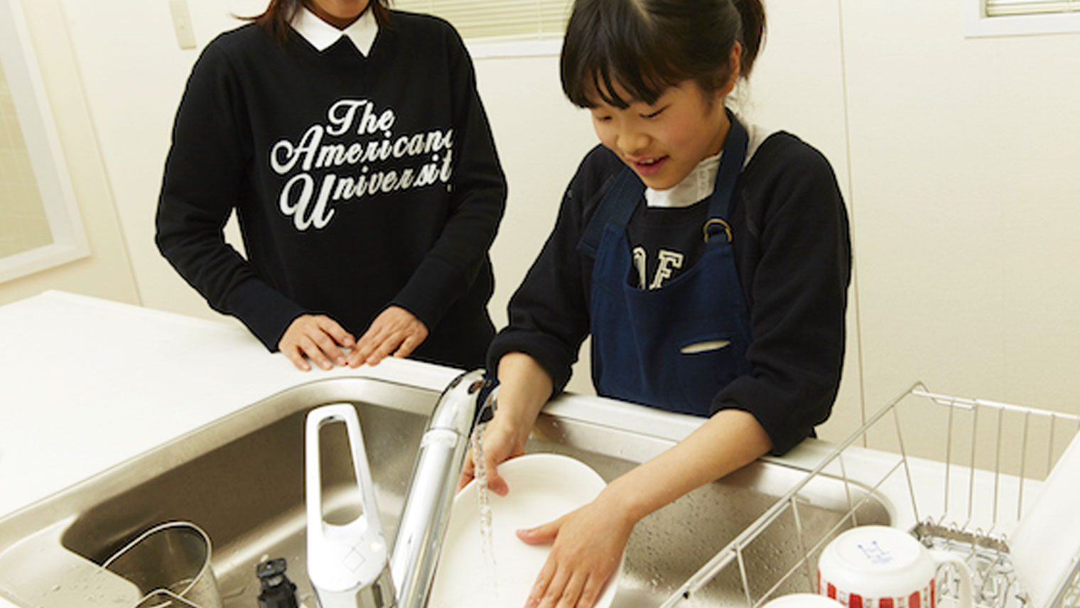 お母さんのお手伝いで笑顔が溢れる！子どもは食器洗いが大好き!?