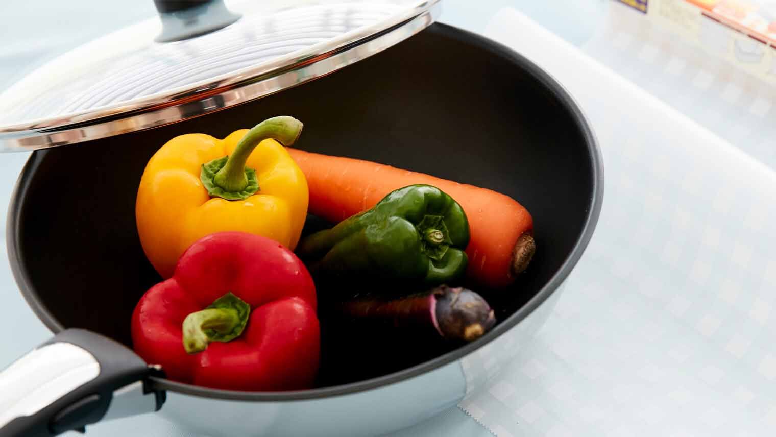フライパン調理時の調理用シートの使い方〜煮物や蒸し料理もカンタン!