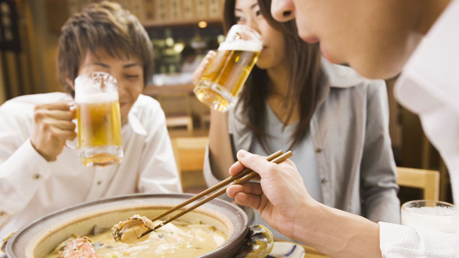 タバコ臭や焼肉臭がついた服のニオイを軽減!消臭スプレーの適切な使い方