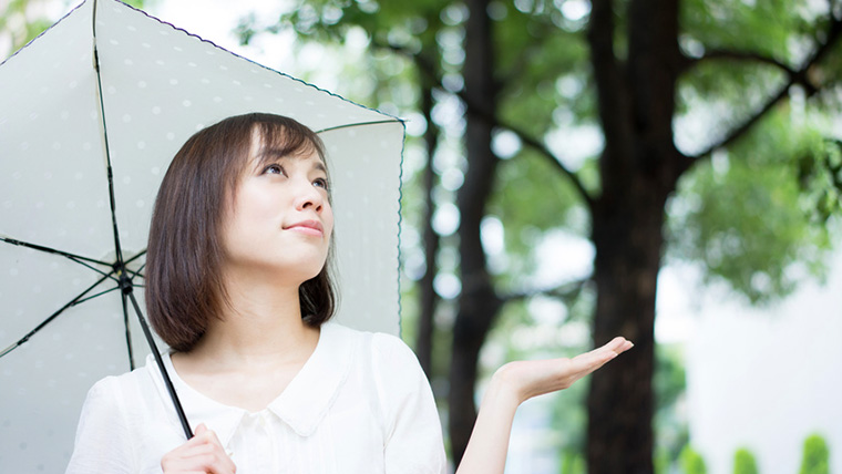 雨の日の「髪のうねり」の原因とヘアケア！寝癖を効果的に直す方法もご紹介