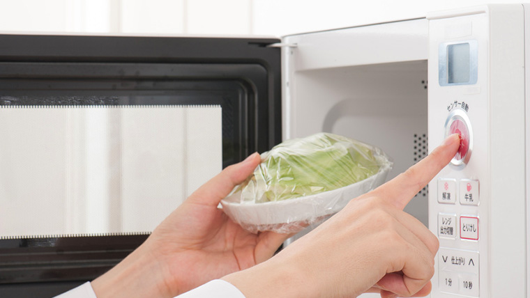 電子レンジの時短レシピ!野菜などの「下ごしらえ」と「蒸し料理」を簡単に