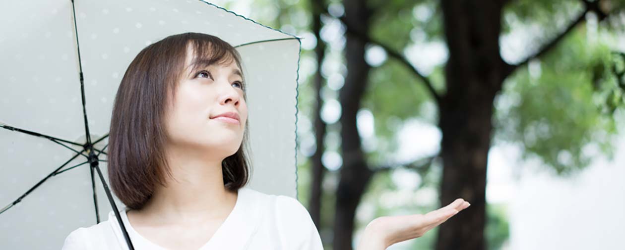 雨の日の「髪のうねり」の原因とヘアケア!寝癖を効果的に直す方法もご紹介